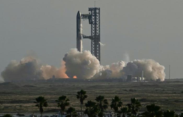 Images of SpaceX's Starship megarocket taking off in front of Donald Trump in Texas