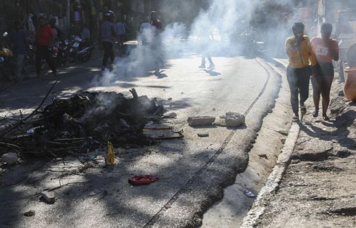 In Haiti, in the commune of Pétion-Ville, residents and police try to repel gangs