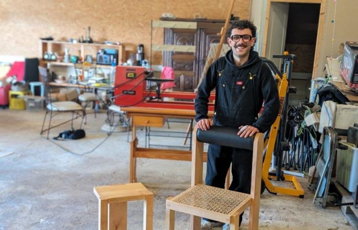 he leaves real estate to create and manufacture chairs and armchairs in a village in Aude