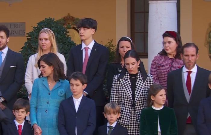 Prince Albert II decorates the public force in the presence of the entire Grimaldis gathered for the 2024 national holiday