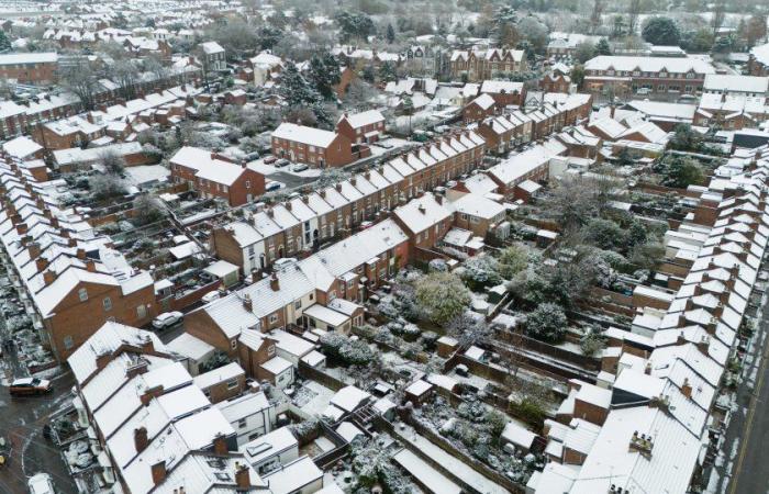 Schools close & Brits battle sheets of snow as temps plunge to -8C with further 8 inches to fall causing travel carnage