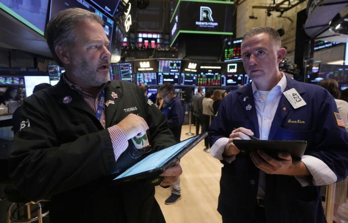 Wall Street ends divided, overcomes geopolitical anxiety