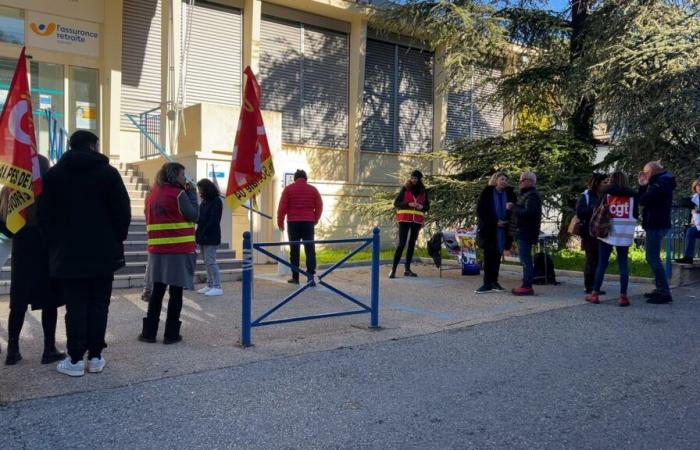 in Digne-les-Bains, social security employees plead for better salaries