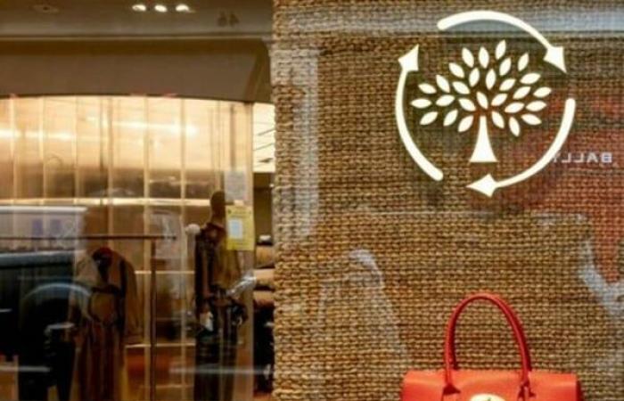 Mulberry wants to cut prices of its bags to less than 1,100 pounds to boost sales