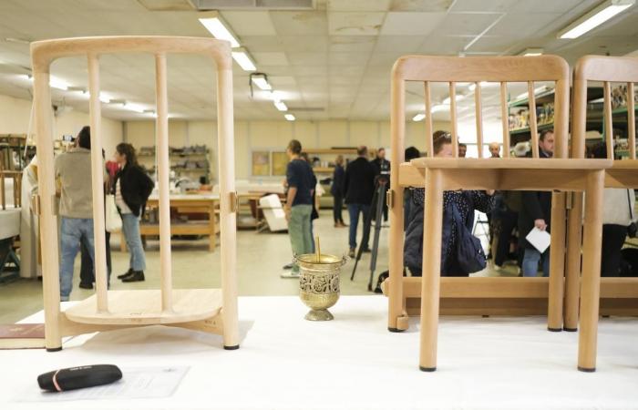 before their departure, the chairs of Notre-Dame were blessed in the Landes