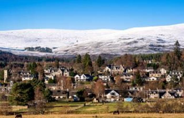 Weather UK live: Travel chaos and schools closures mount as up to 15cm more snow expected to fall