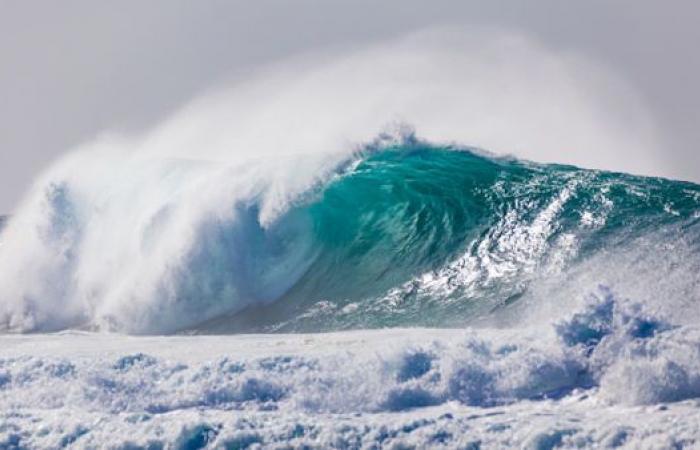 The country awaits a weather bomb that will create the highest waves in the world