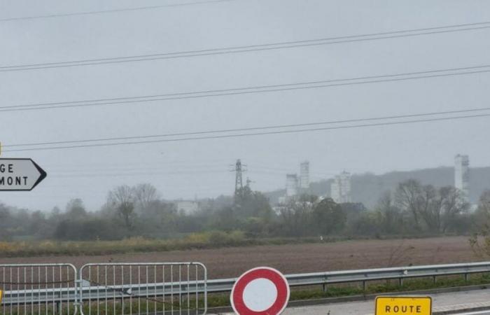 after the formation of a hole, the bridge between Uckange and Guénange closed for an indefinite period