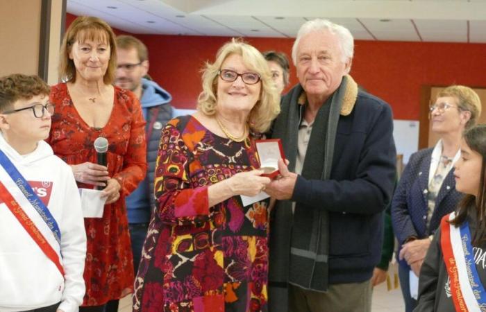 Gond-Pontouvre: At the Book Fair, Marie-Bernadette Dupuy receives the City medal