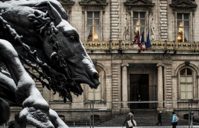 two people attacked with a knife at Place des Terreaux