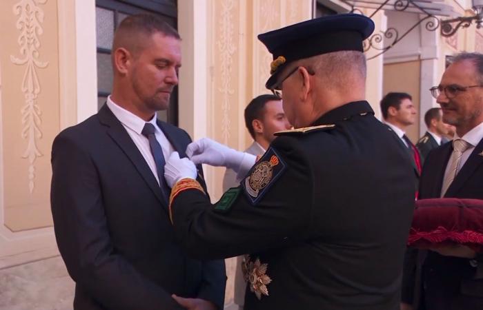 Prince Albert II decorates the public force in the presence of the entire Grimaldis gathered for the 2024 national holiday