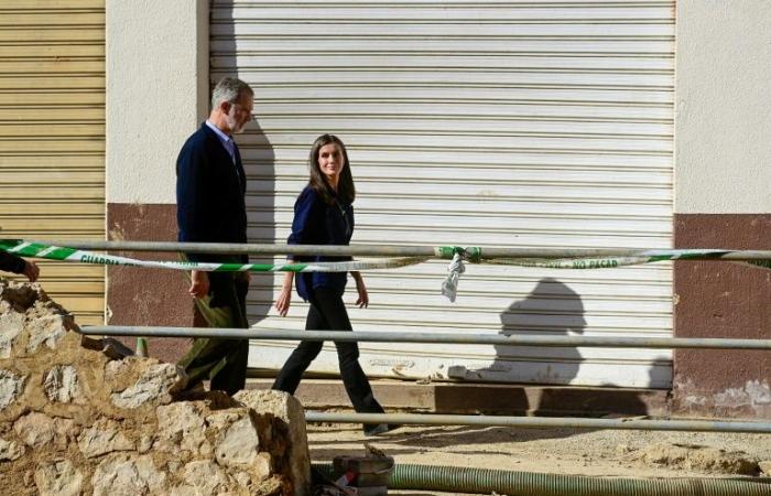 King and Queen of Spain applauded as they return to flood-hit areas