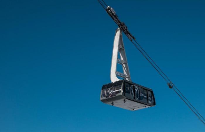 In Val Thorens, a gondola crashes into the arrival station at an altitude of 3,000 m and leaves two seriously injured