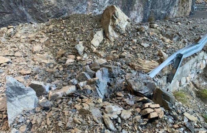 A piece of cliff collapses in Valais. The Sierre – Zinal road cut