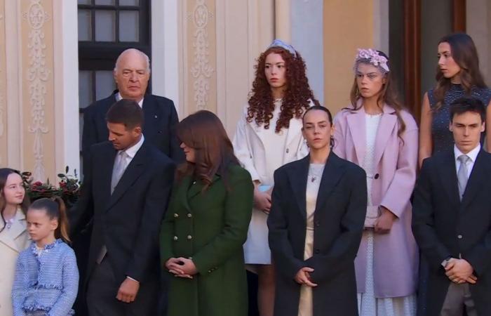 Prince Albert II decorates the public force in the presence of the entire Grimaldis gathered for the 2024 national holiday