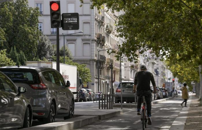 in Lyon, an operation to raise awareness of mutual respect between motorists and cyclists