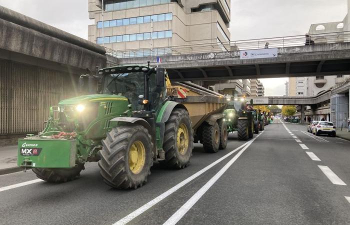 Rural Coordination tractors set up in front of the Gironde prefecture