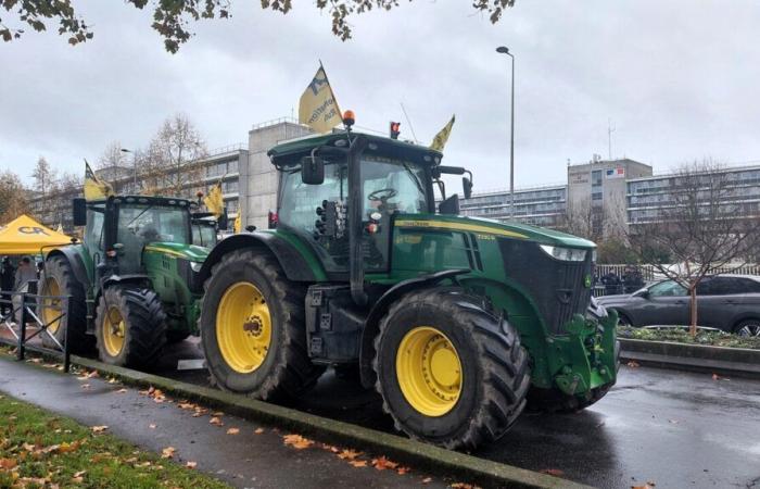 the farmers gathered in front of the Essonne prefecture left