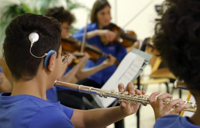 The incredible adventure of young deaf Marseille musicians in a unique and pioneering orchestra