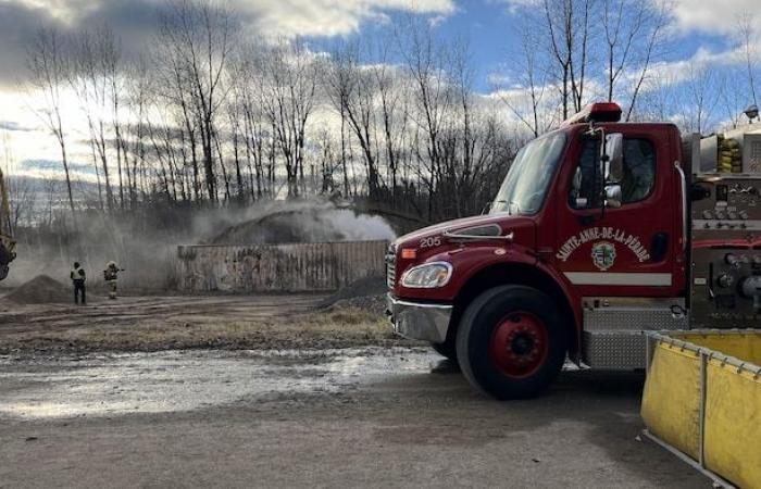 A dump truck carrying magnesium catches fire in Sainte-Anne-de-la-Pérade