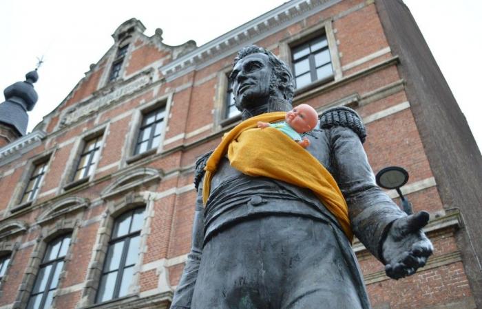 This is how they celebrate International Men’s Day in Ghent: statues are given a baby sling (Ghent)