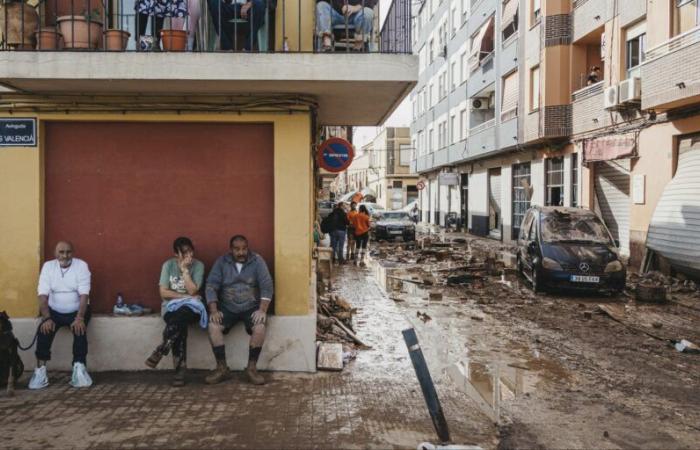 The King and Queen of Spain return to areas devastated by floods