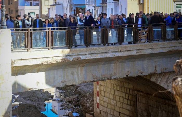 King and Queen of Spain applauded as they return to flood-hit areas