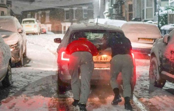 UK snow forecast LIVE: Train and road chaos as snow falls across England | Weather | News