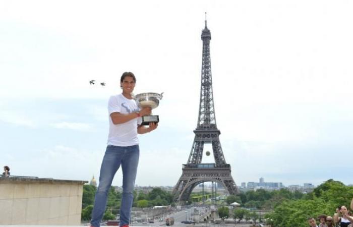 A 10-meter silhouette projected at the Trocadéro, Nike's giant tribute to Rafael Nadal in Paris