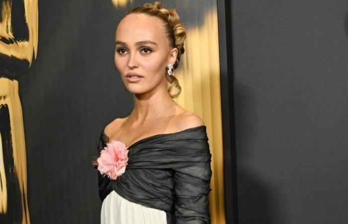 20 years later, Lily-Rose Depp wears the same dress as her mother Vanessa Paradis on the red carpet