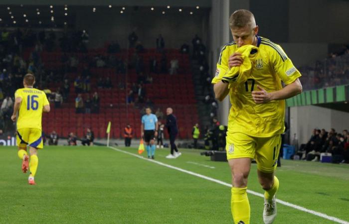 VIDEO. 1000 days of war in Ukraine: Oleksandr Zinchenko's restrained celebration with a special jersey after his goal