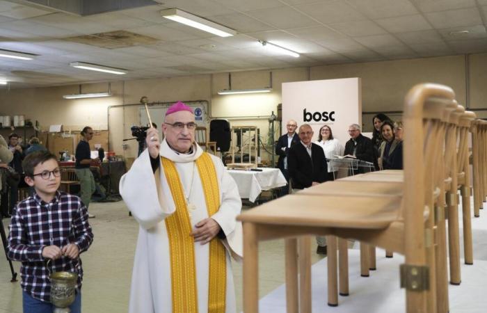 before their departure, the chairs of Notre-Dame were blessed in the Landes