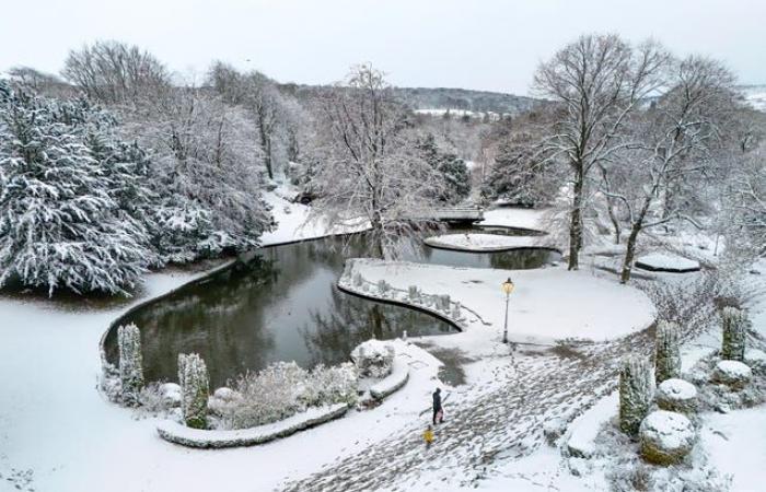 In Pictures: UK shivers as snowy weather sweeps in