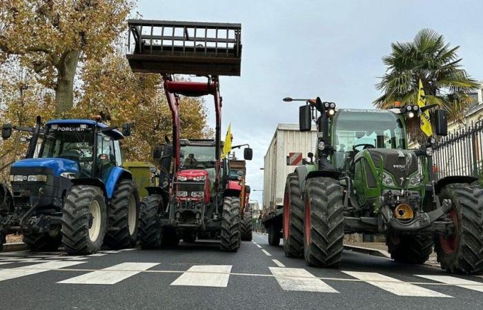 DIRECT – The tractors of the Dordogne Rural Coordination are in front of the prefecture in Périgueux