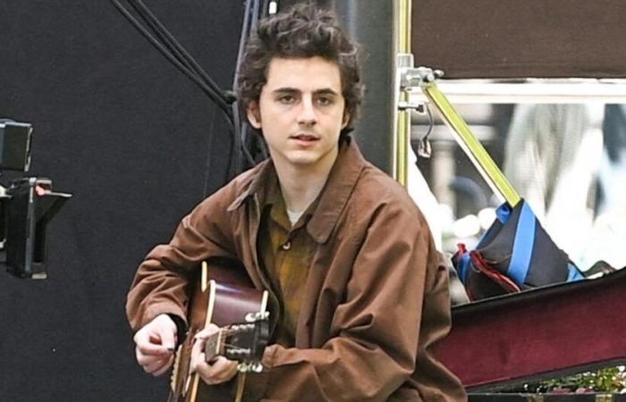 Timothée Chalamet makes the film crew shiver by singing Bob Dylan without playback