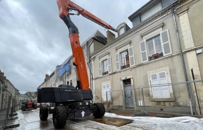 La Flèche makes a purchase offer to the owner of the collapsing building