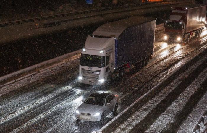 Schools close & Brits battle sheets of snow as temps plunge to -8C with further 8 inches to fall causing travel carnage