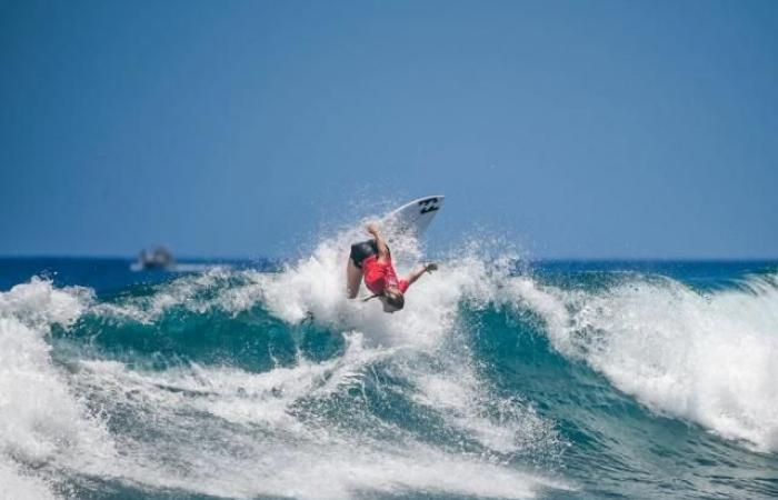 A triple surfing competition in Reunion Island on secure spots to avoid sharks