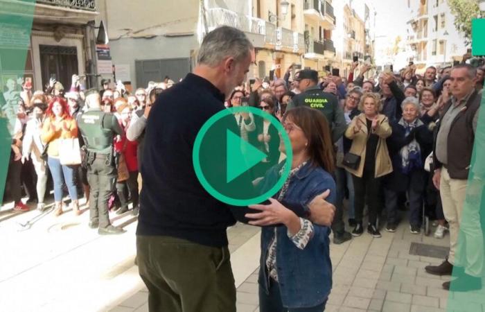 The King of Spain, visiting flood-affected areas, received a much better reception than last time