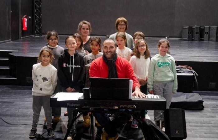 the children of the daycare rehearse with the Big Band 65 of Tarbes