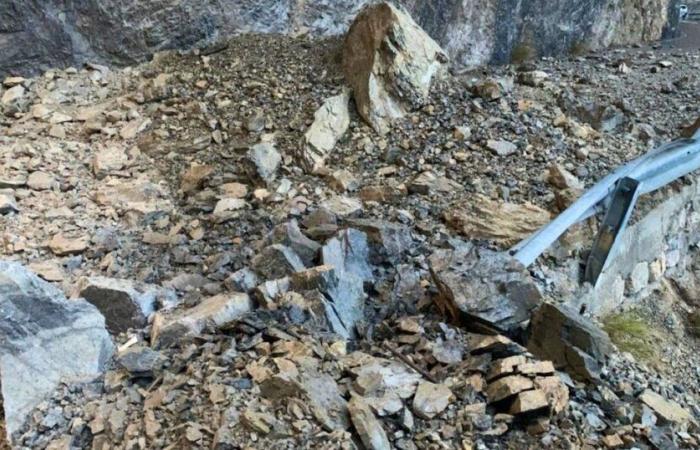 A piece of cliff collapses in Valais. The Sierre – Zinal road cut