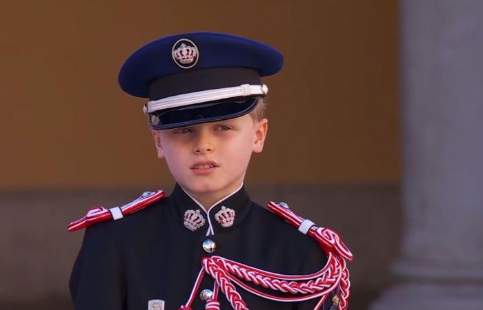 Prince Albert II decorates the public force in the presence of the entire Grimaldis gathered for the 2024 national holiday