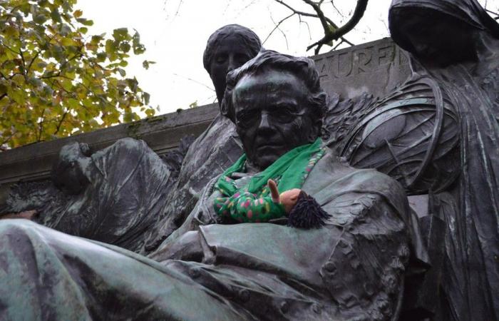 This is how they celebrate International Men’s Day in Ghent: statues are given a baby sling (Ghent)