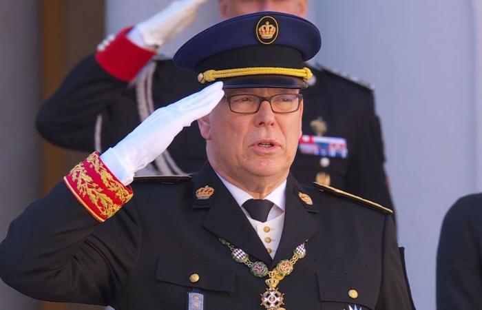 Prince Albert II decorates the public force in the presence of the entire Grimaldis gathered for the 2024 national holiday