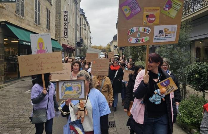 childcare assistants in the street to denounce their poor working conditions