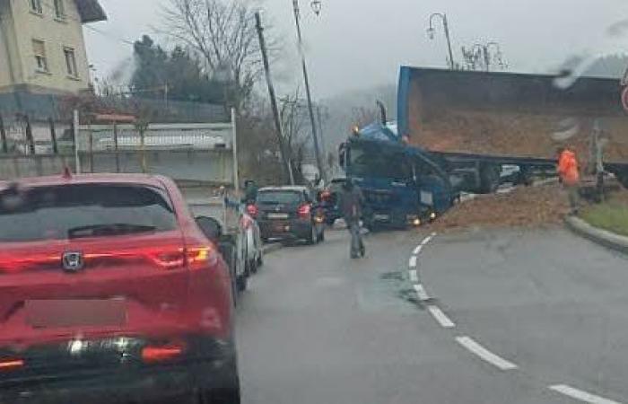 Haut-Doubs. An earthmoving truck overturns in Les Fins: traffic disrupted