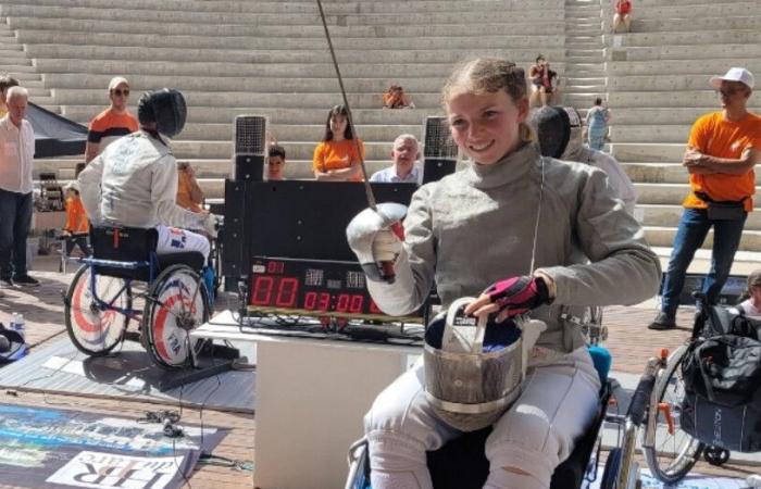 wheelchair fencing champion Enora Tarju at the afternoon of discovery of disabled sports