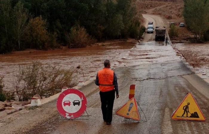 Warning notice: rain and stormy winds