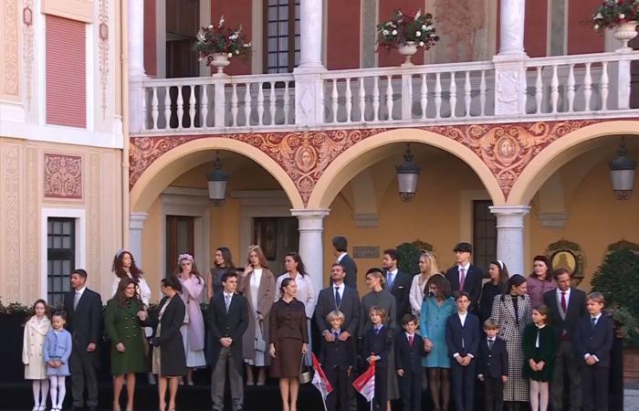 Prince Albert II decorates the public force in the presence of the entire Grimaldis gathered for the 2024 national holiday