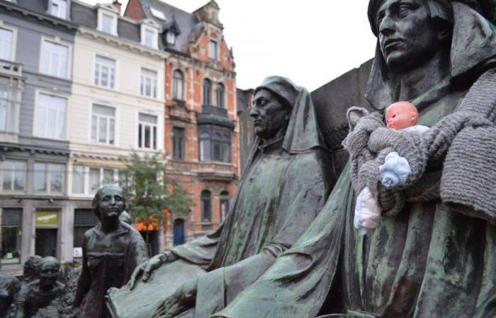 This is how they celebrate International Men’s Day in Ghent: statues are given a baby sling (Ghent)